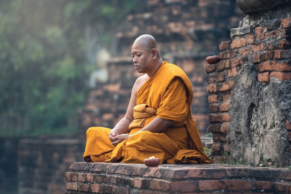 een monnik in meditatie